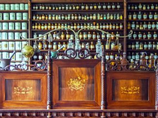 un médicament contre les poux et les lentes dans une pharmacie